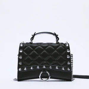 Väska med nitar - As cool svart väska med nitar. Får plats med mycket i och passar till absolut allt! Eftertraktad och trendig! Skriv privat om du är intresserad eller har frågor💕