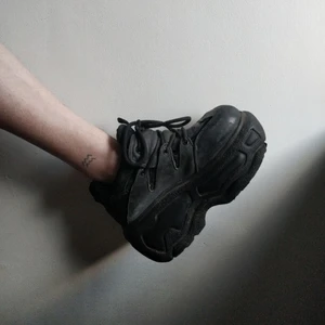 Buffalos (Platåskor)  - Sällsynta Buffalos av märket Strange. Svarta med glitterdetaljer. Sparsamt använda