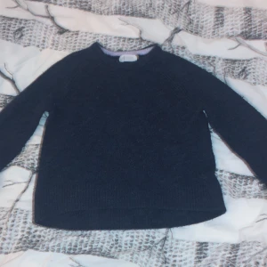 Hm långärmad myströja  - Storlek 134/140 använd några ggr 