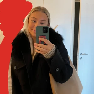 Meotine jacka  - Säljer min svarta charlie jacka från meotine, den är väldigt sparsamt använd och som ny i skickat, säljer inte under 2000. Slutsåld