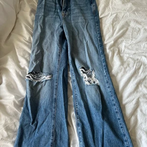 Gina jeans  - Jättefina jeans från Gina, är wide modellen. Stl 34 men är insydda i midjan så mer som en 32:a. Passar mig som är ca 160 lång. Inte mycket använd. Kan skickas mot betalning av fraktkostnad 