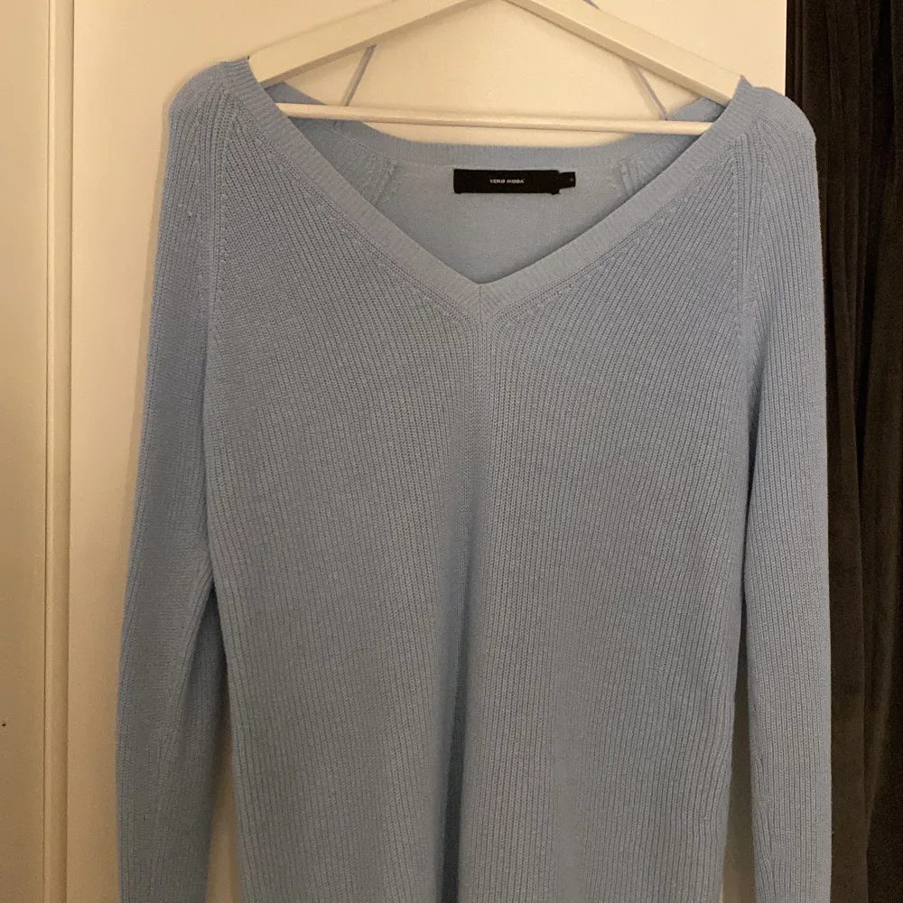 Säljer denna snygga blåa tröja från Vero Moda! Väldigt bra skick och knappt använd.❤️‍🔥✨ skriv privat för mer bilder! (Den är lite ljusare blå färg i verkligheten men fick inte med den rätta färgen på bild). Stickat.