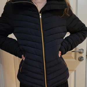 B-Young jacka st.36 - Supersnygg mörkblå B-Young jacka, st 36, figurformad. Endast använd ett par gånger som ny. 