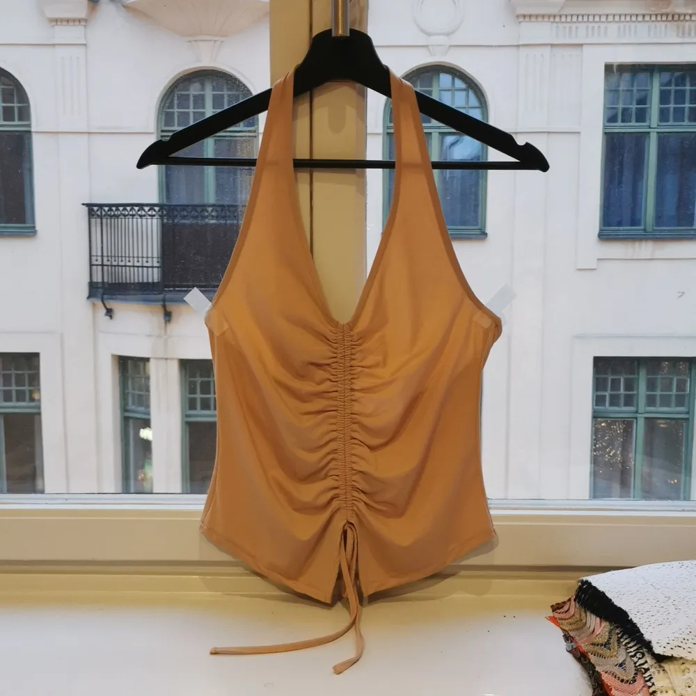 Silky jersey in beige pink. Open back with a nice, sexy fit. Design sample. . Blusar.