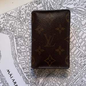 Säljer denna superfina Louis Vuitton plånboken. Rymmer ca 8 kort om man vill. Den är äkta, dock inget kvitto kvar.