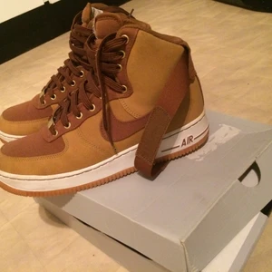 Air force  - Oanvända killskor, storlek 42. Nypris 1600.