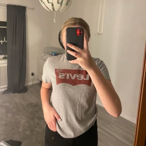 T-shirt  - Skit snygg Levis tröja i storlek S💕