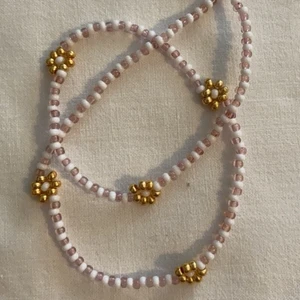 Halsband blommor - Handgjort halsband med blommor, 39 cm långt. Köparen står för frakten, 12kr. Samfraktar vid köp av flera smycken.