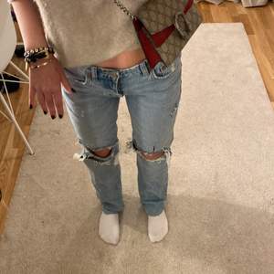 Snygga jeans från zara, använda 1 gång, egen gjorda slitningar mm. Strl 36 men passar 34. Jag är 163 🥰❤️ köpare står för frakt ❤️ OBS! fler intresserade så buda privat eller i kommentarerna, Budgivningen slutar imorrn (17/12-21) runt klockan 16 🥰🥰 högsta bud: 600kr + frakt