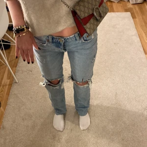 Jeans från zara - Snygga jeans från zara, använda 1 gång, egen gjorda slitningar mm. Strl 36 men passar 34. Jag är 163 🥰❤️ köpare står för frakt ❤️ OBS! fler intresserade så buda privat eller i kommentarerna, Budgivningen slutar imorrn (17/12-21) runt klockan 16 🥰🥰 högsta bud: 600kr + frakt