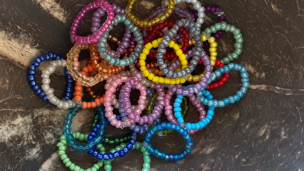 Superfina pärlringar i olika färger 🤎 gjorda av elastisk tråd. Storlek väljer du själv. Går att välja mönster o färgkombinationer om så önskas! 🤩 25kr styck, 12kr frakt. Accessoarer.