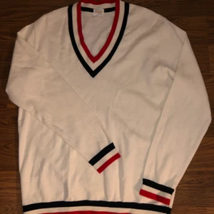 Vintage sweater v-neck  - Cool och unik tunn stickad tröja med randiga detaljer. Riktig vintage och sparsamt använd, har dock en liten lagning av ett hål (se bild tre) men inget som märks när man har den på. Finns ingen storlek men skulle uppskatta till en L, sitter oversized på S och M beroende hur man vill att den ska sitta 
