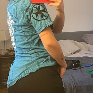 As ball t-shirt!! 💀 - As cool t shirt i S från Affliction live fast! Slitningsdetaljer runt nacken och ärmarna ävwn coola broderidetaljee syns bättre på sista bilden!! 145 inkl frakt 