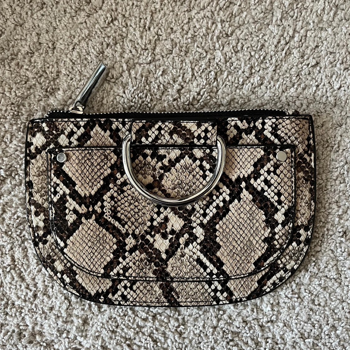 Clutch i ormskinn från Zara