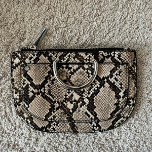Clutch i ormskinn från Zara - Jättefin clutch i ormskinn, knappt använd. Frakt tillkommer.