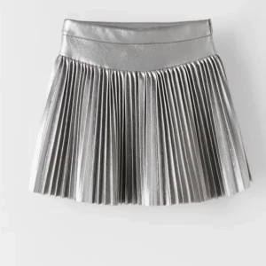 Zara kjol - Säljer den här super söta kjolen ifrån zara. Använd 2-3 gånger. 