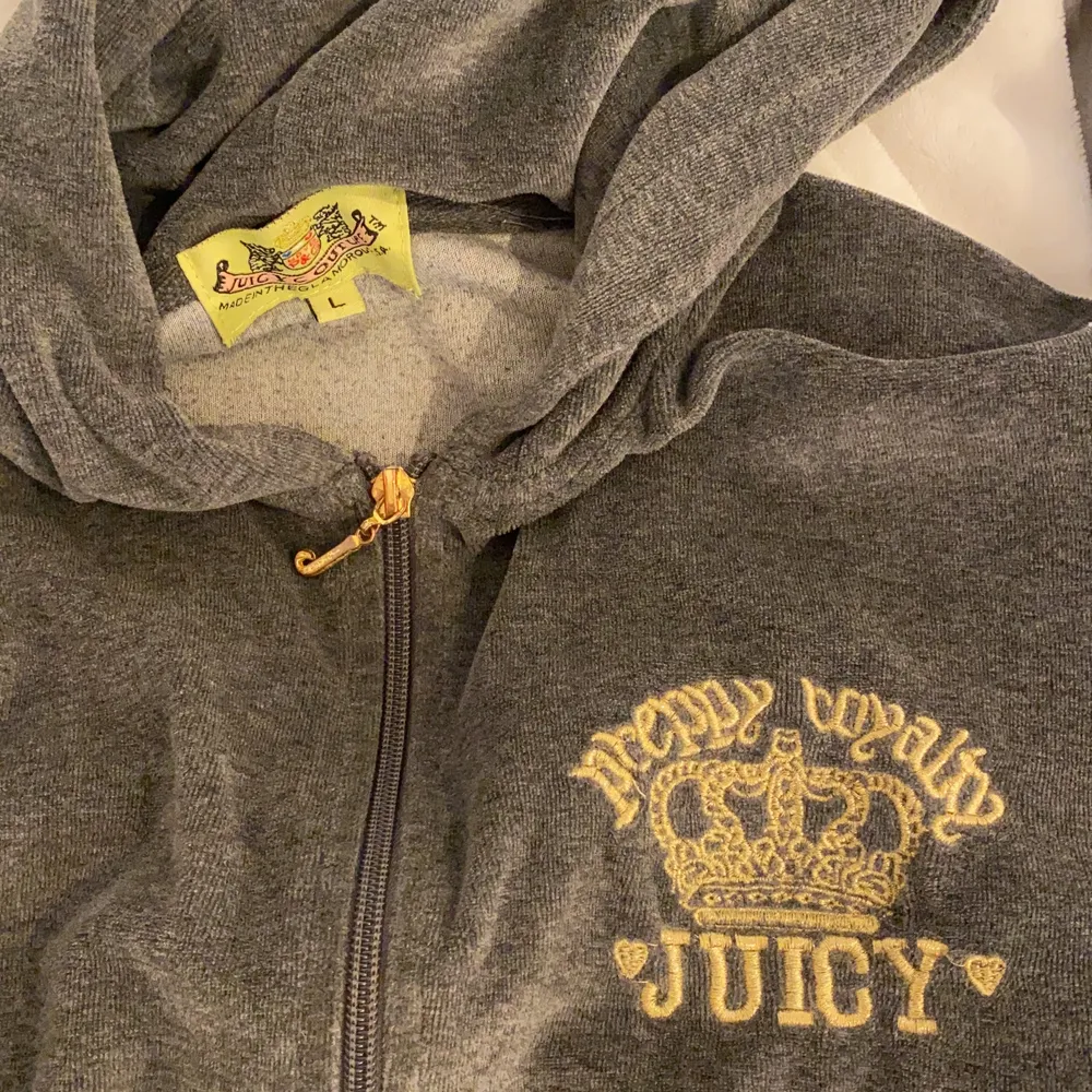 Vintage Juicy Couture sett! Köpt i USA 2010. Äkta. Storlek L från barnavdelningen, passar mig som är 165cm lång så xs/s  settet för 400kr, kan diskutera priset vid snabbköp✨❤️❤️. Hoodies.