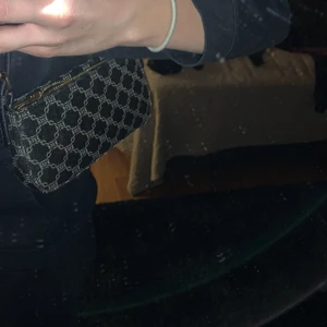 Axelväska  - Väska från Lindex (Holly and white) för 200kr, använt någon gång. Väldigt fin och simpel. Köparen står för frakten! 