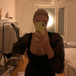 Bodysuit - Festlig bodysuit i svart. Lite ribbad uppe vid ”kragen”, men det syns inte när man har på sig den🥰🥰