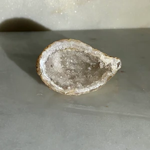 Kalcit geod🤍✨ - Skriv till mig så kan vi diskutera pris🤍Kalcit geod🤍✨Detta är en sten som sägs stimulera kontakten med det högre jaget, ge oss kraft att förverkliga våra mål och löser upp blockeringar i solarplexus. Motverkar stress och rädsla. Balanserar yin- och yangenergin.✨✨🤍