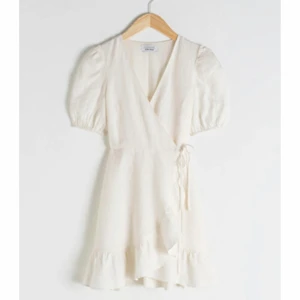 Klänning  - Väldigt fin och oanvänd linneklänning från & other stories! Perfekt för student eller skolavslutning. Orginal pris 890kr