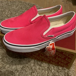 Rosa vans skor  - Ett par helt oanvända rosa vans skor, dem är som sagt oanvända så helt perfekt skick. Kartong o allt finns kvar. Skriv vid intresse och buda gärna i kommentarerna💘