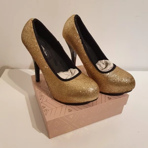Glittriga pumps - Storlek 36, använda en gång. Endast inomhus. 100:-
