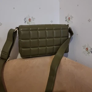 Liten axelremsväska i nyskick  - Jättefin liten axelremsväska i nyskick. Säljes pga utrensning. Kan mötas upp I Stockholms området eller upphämtning o Hässelby gård.