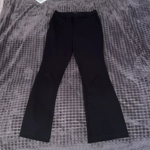 Svarta bootcut kostymbyxor  - Ett par svarta kostymbyxor med bootcut, bra skick.