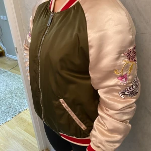 Jacka  - En fin design jacka som är i nyskick 🔥 Fina mönster och färg. Storlek 40. Passar perfekt för de som älskar oversize 😍