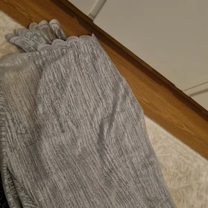 Grå gardiner - Jatte finna gardiner 2 styck har fler bilder om ni vill se hur de sitter .