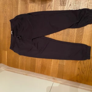 Mjukis byxor  - Mörk grå byxor. Jag är 163 och dom passar i längden på mig. Mjuka i material. Säljer pågrund av att har ingen andväning av dom.☺️ dom har även snören i midjan så går att spänna in och ut.