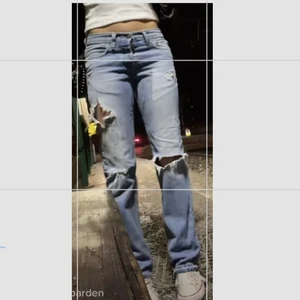 Lågmidjade jeans med hål - Säljer dessa skitsnygga lågmidjade jeans med hål från hollister som är köpte för länge sen💜jag är 167 och brukar ha storlek 34 eller 36