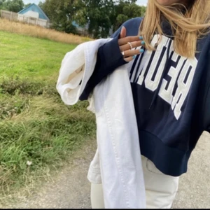 Hoodie - Skitsnygg Hoodie från Weekday! Oversized och croppad! Använd fåtal gånger så den är i bra skick! Frakten ingår ej i priset (66kr spårbar). Hör av er vid frågor!☺️