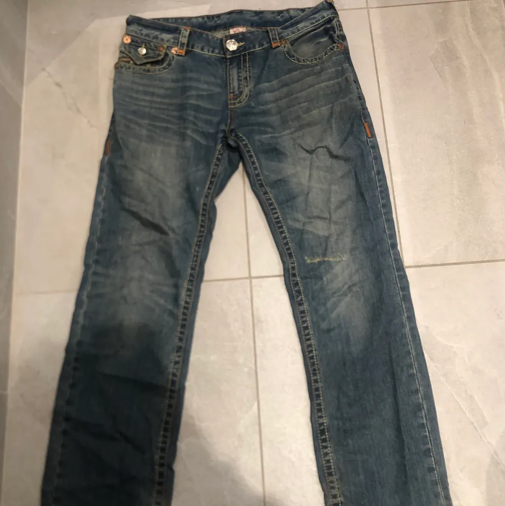 Skitsnygga True Religion jeans med snygga stygn på baksidan. Använd fåtal gånger. Köparen står för frakt och pris kan diskuteras ;). Jeans & Byxor.