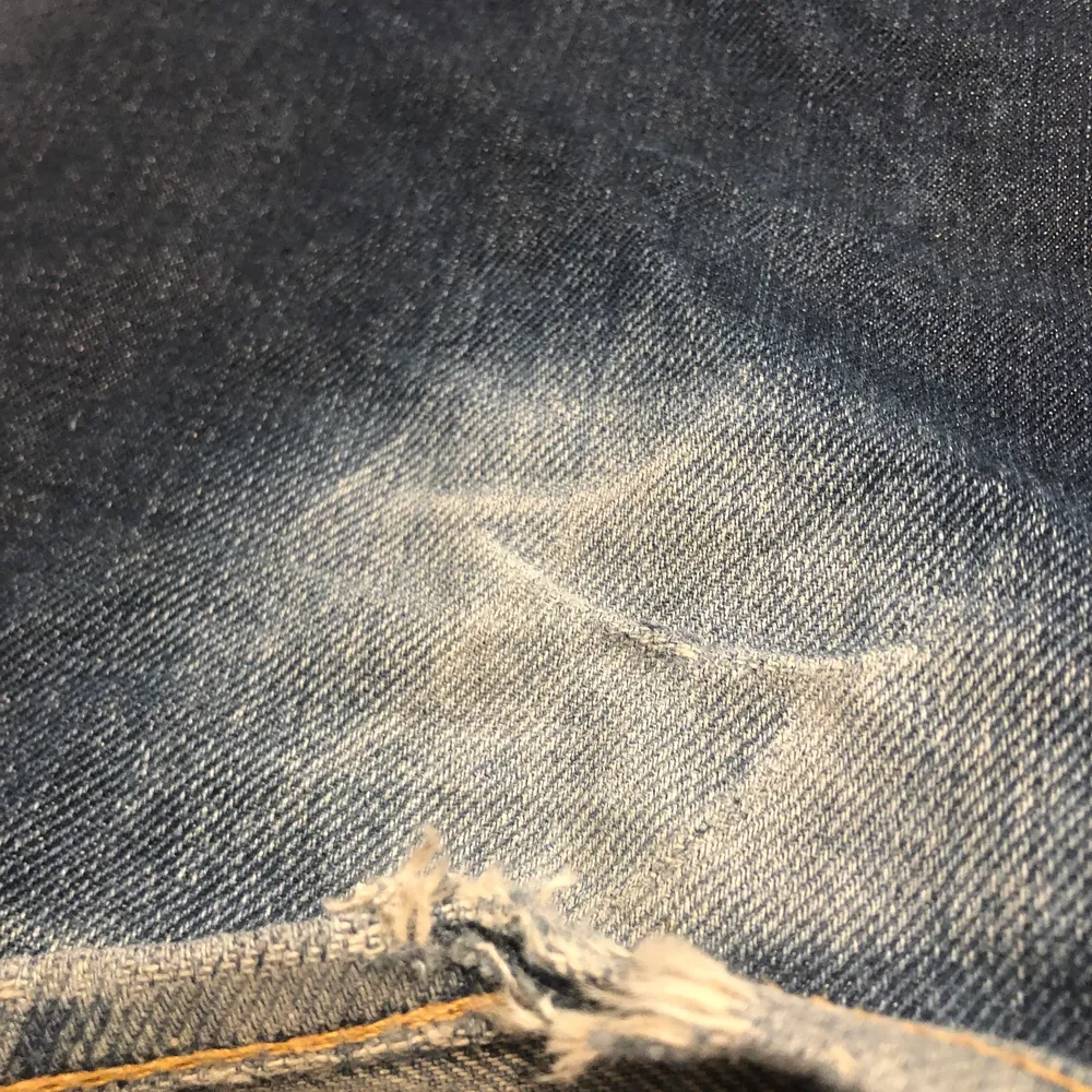 Säljer mina snygga Evisu jeans med vitt tryck på baksidan. Jeansen har små slitage längst ned på baksidan av benen, men annars är de inga problem. Köparen står för frakt, priset kan också diskuteras ;). Jeans & Byxor.