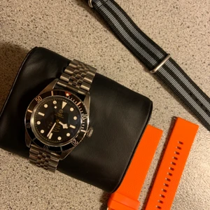 Tiger homage - Säljer en tiger homage! Som varit min beater men helt ok bruksskick!  1* jubileé länk  1*gummi 1*nato Bond, Finns i Jönköping