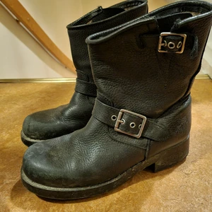 Damstövlar - Säljer ett par skor jag använt väldigt lite. Märket urban project svart äkta läder strl 36. Rätt breda.ordinarie pris 1800. Finns i nälsta/vällingby kan mötas upp beroende på vart