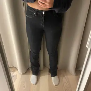 Mörkblå lågmidjade jeans från Wera i en rak modell! Storlek w27 och långa på mig som är 160, frakt tillkommer