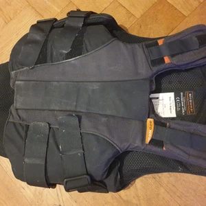 Säkerhetsväst ridväst - Airowear säkerhetsväst teen outlyne använd men bra skick. Nypris 2499kr säljes för 900kr st size T1 regular 71-78 chest https://www.hooks.se/ryttare/ryttarutrustning/sakerhetsvastar/sakerhetsvast-regular-outlyne-long-airowear