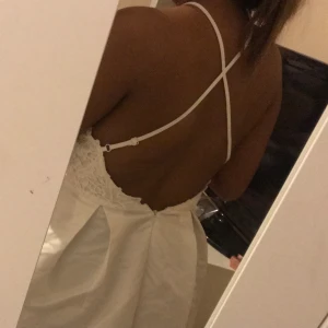 Vit Klänning  - Jätte fin vit klänning använd fåtal gånger,har broderi vid brösten och öppen på ryggen.                             (pris sänks vid snabb köp)