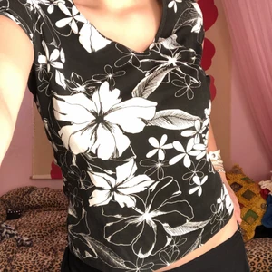 Blommig tröja/topp/t-shirt  - Såååå snygg❣️