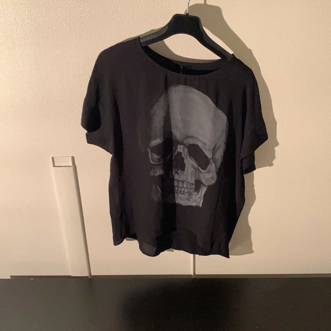 Svart t-shirt med dödskalle tryck