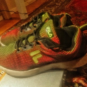 Fila Skor - Snygga Filaskor i fint bagagnat skick. Använda ett par gånger men fortfarande i fint skick. 