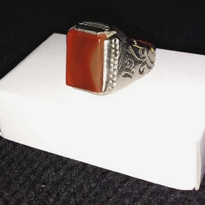 Snygg ring med okänd sten  - Snygg ring med okänd sten samt häftigt mönster Ordinariepris, 89:- fler bilder kan skickas vid intresse. Billigare vid köp av fler produkter. (samfraktas) BUDA GÄRNA