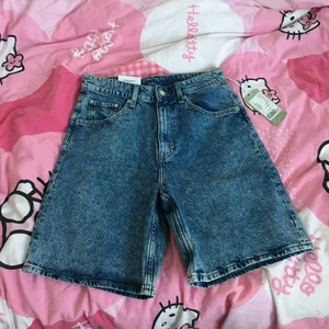 Blåa shorts storlek 40 - Helt nya Bermuda shorts storlek 40 från H&M med prislappen på. Nypris 199 kr. Frakt ingår ej