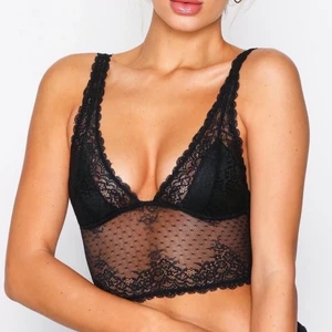 SPETSTOPP NELLY - Superfin lite längre spetstopp från Nelly. Aldrig använd med lappar kvar så jag inte hann skicka tillbaka den i tid! Superfin men kommer inte till användning. Strl. XS, nypris: 300:- Eventuell frakt betalas av köparen! 