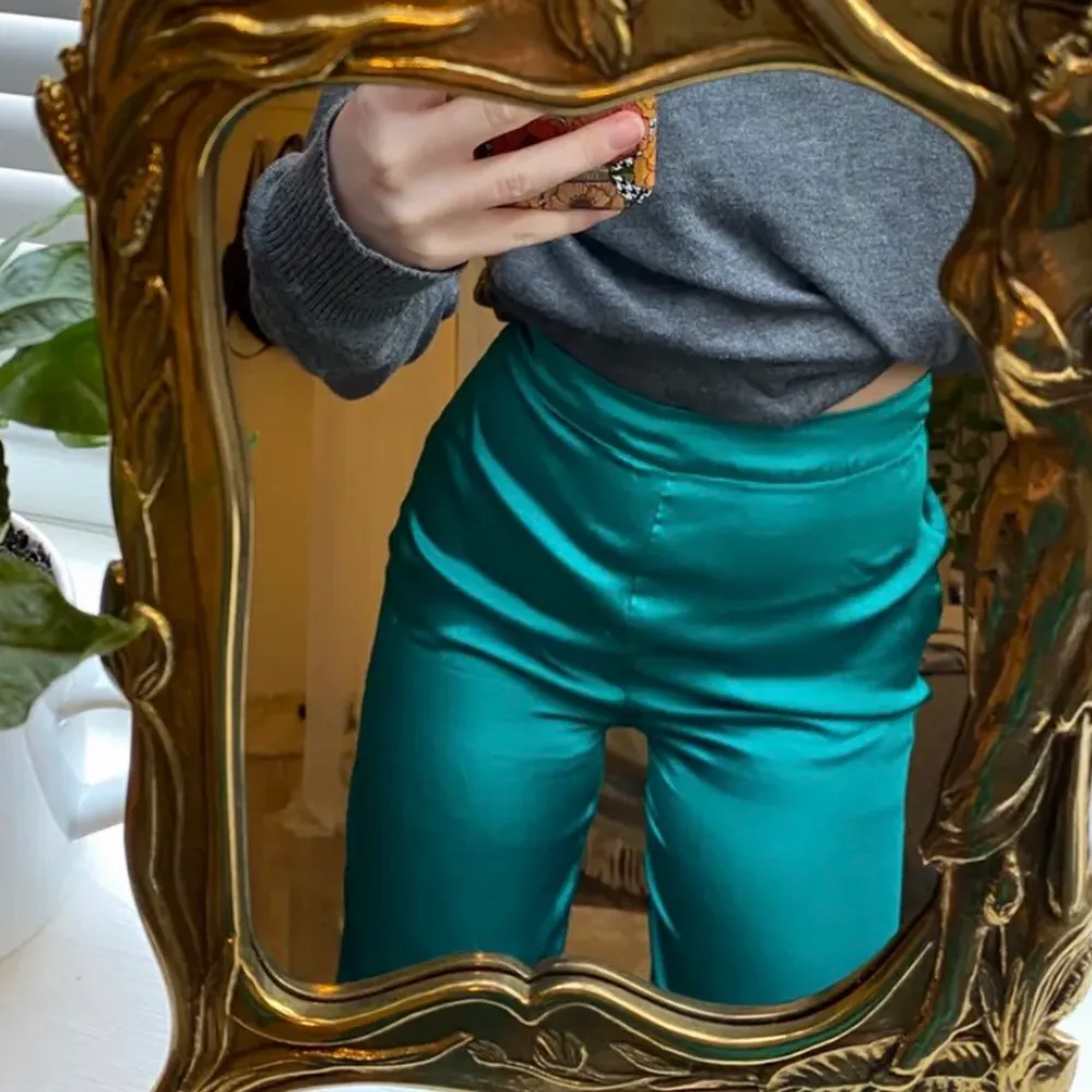 Smaragdgröna byxor i storlek 36 som helt enkelt blivit försmå! Så fina framför allt nu till jul! Frakt 45kr. Jeans & Byxor.