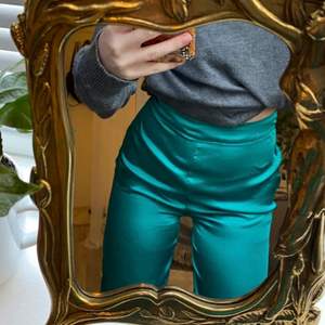 Smaragdgröna byxor i storlek 36 som helt enkelt blivit försmå! Så fina framför allt nu till jul! Frakt 45kr