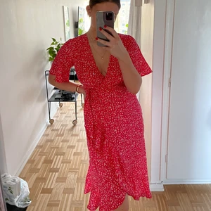 Klänning - Röd fin klänning med små vita blommor på. 
